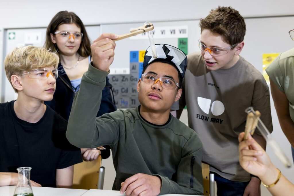 Foto von Schülern, die gemeinsam an einem Wissenschaftsprojekt an den SABEL Schulen arbeiten. Sinnbild für die angedachten Schulen am Bildungscampus Taufkirchen.